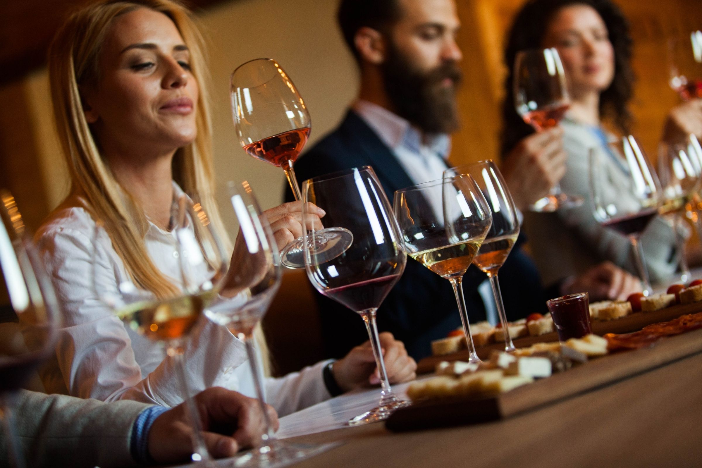 Mesa com taças de vinho em ambiente intimista